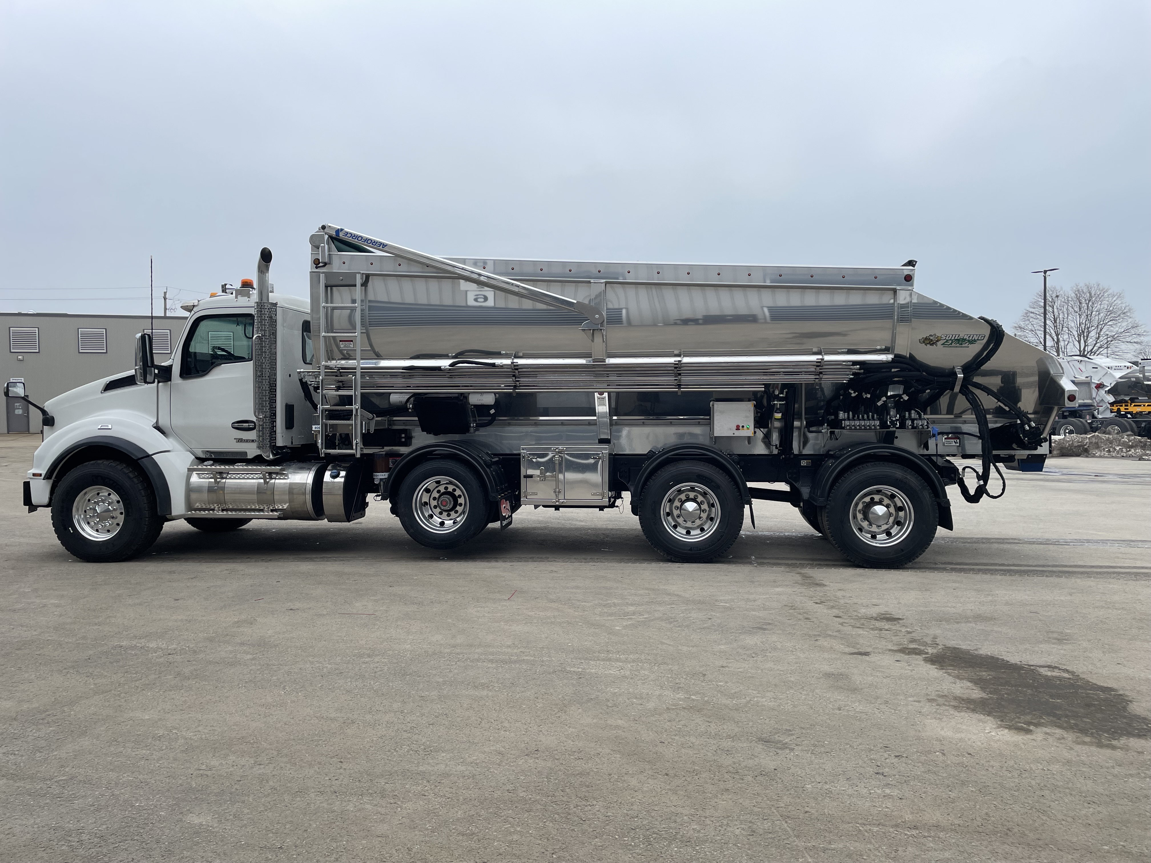 Available - 2025 Kenworth T880 with SoilKing Extreme