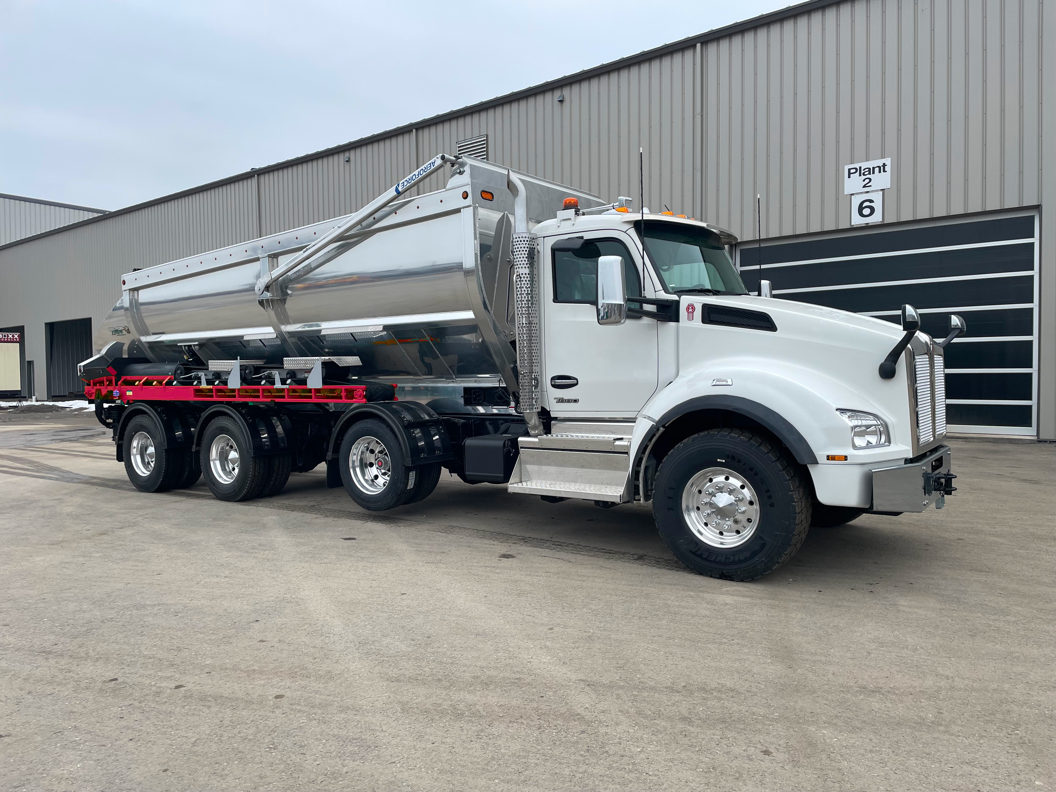 New! 2027 Kenworth T880 w/ SoilKing Extreme